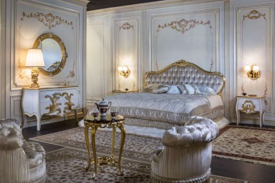 Dormitor Luigi al XV lea compus din pat, 2 noptiere, 1 comoda cu oglinda.Pret 29.500 euro TVA inclus.