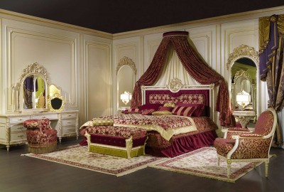 Dormitor Roma compus din pat cu baldachin si 2 noptiere cu 2 oglinzi. Pret 25.500 euro TVA inclus.